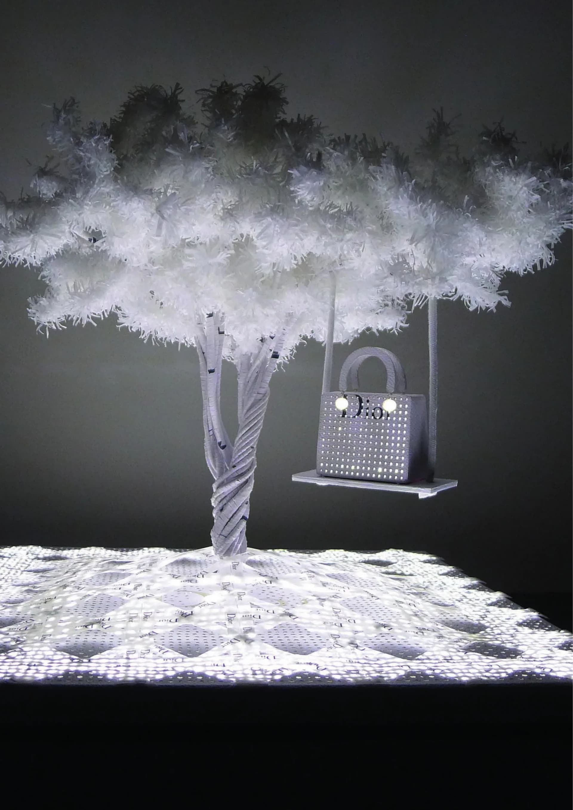 Volière Dior - Pin parasol en lamelles et sac Lady Dior perforé au laser