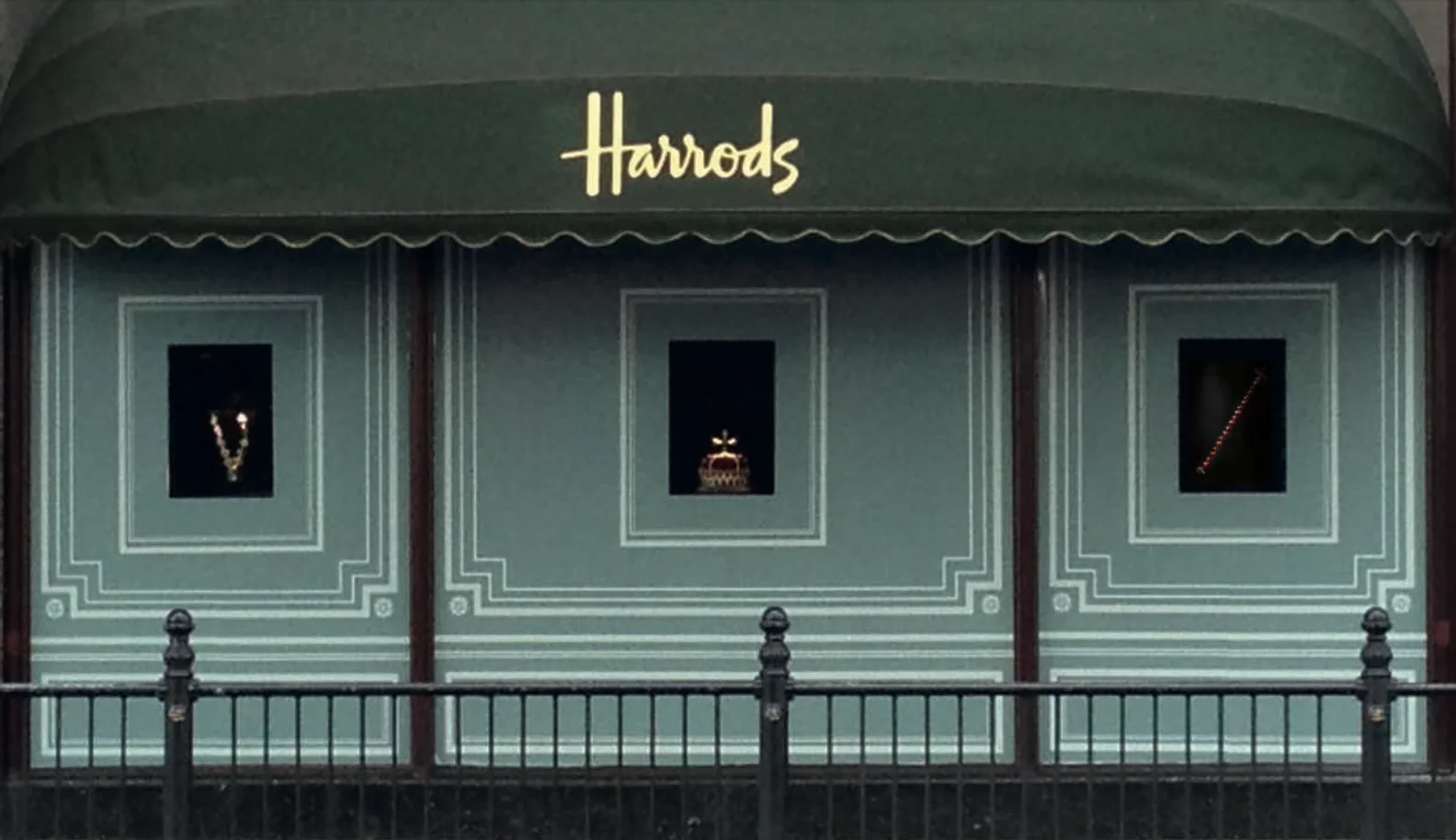 Vitrines Hommage à la Reine pour Dior